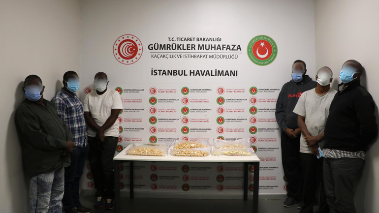 İstanbul Havalimanında 7 yolcunun midesinden 11 kilo kokain çıktı