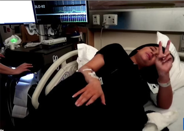 Doğum sancısı içinde zafer işareti: Oğlun burada sevgilim