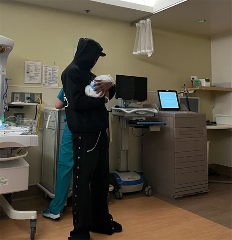 Doğum sancısı içinde zafer işareti: Oğlun burada sevgilim