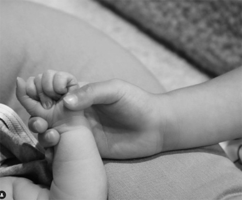 Doğum sancısı içinde zafer işareti: Oğlun burada sevgilim