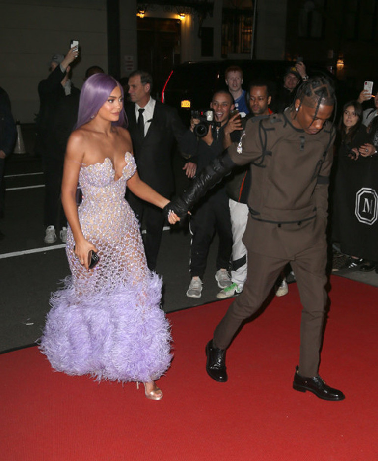 Doğum sancısı içinde zafer işareti: Oğlun burada sevgilim