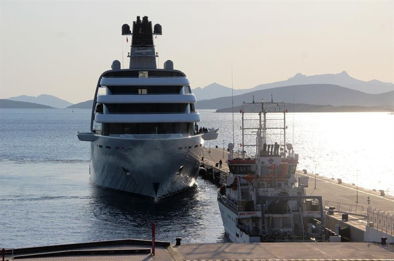 Rusya’ya karşı yaptırımlar sürüyor: Putin’in ‘süper yatı’ İtalya’da mahsur