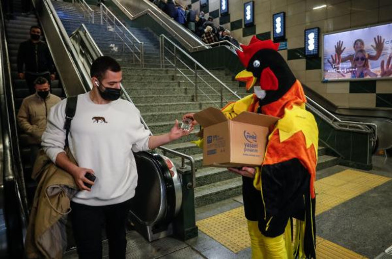 İstanbulda metro girişinde horoz kostümlü su için çağrısı