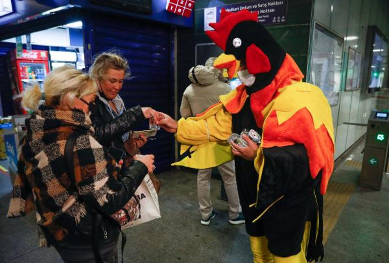 İstanbulda metro girişinde horoz kostümlü su için çağrısı