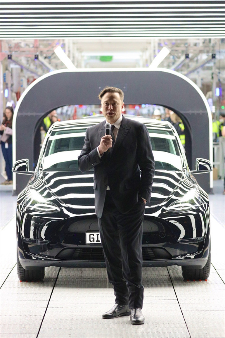 Merakla bekleniyordu... Elon Musk böyle duyurdu İlke imza attı