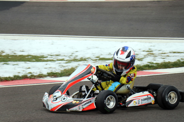 Yaşıtları oyuncakla oynarken o pistin tozunu attırıyor 2 buçuk yaşındaki Zayn...