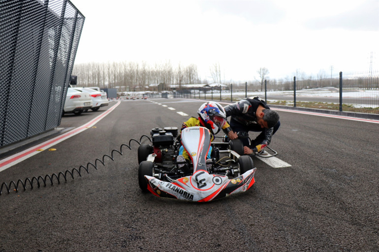 Yaşıtları oyuncakla oynarken o pistin tozunu attırıyor 2 buçuk yaşındaki Zayn...