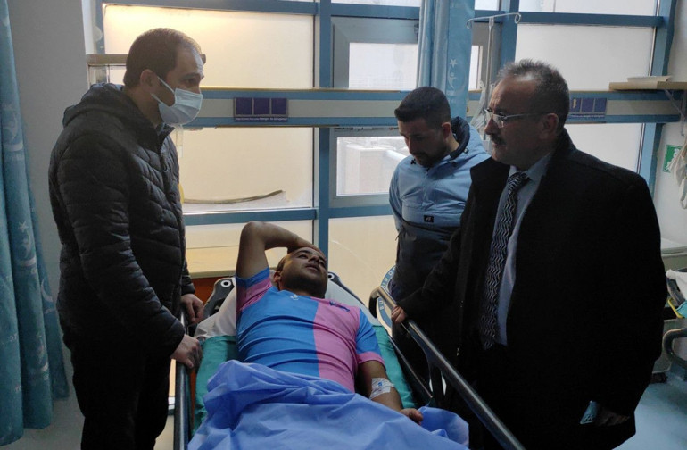 Amatör maçta taraftarlar futbolcuyu hastanelik etti