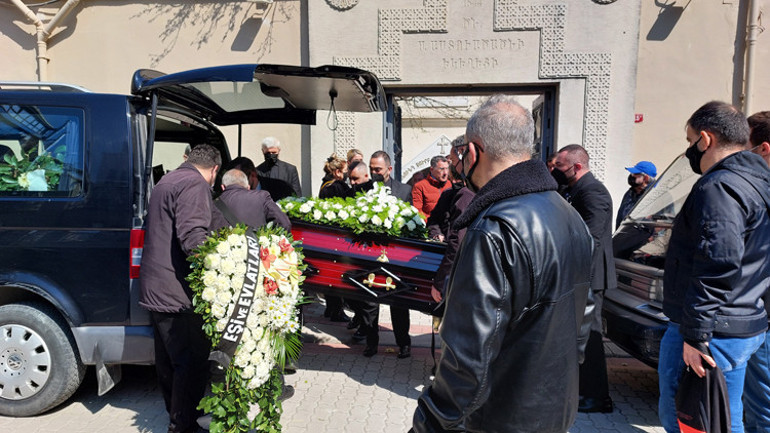 Rober Hatemo’nun babası son yolculuğuna uğurlandı