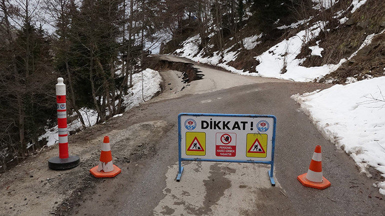 Trabzonda heyelan nedeniyle yol çöktü Öğrenci servisi 5 dakikayla kurtulmuş
