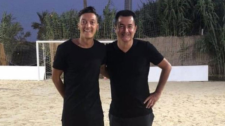 Son Dakika: İngiltereden olay Mesut Özil ve Acun Ilıcalı iddiası Fenerbahçeye kapıyı gösterirse...