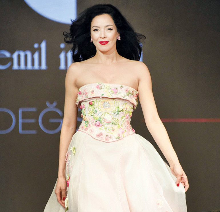 Cemil İpekçiden 50’nci sanat yılına özel defile