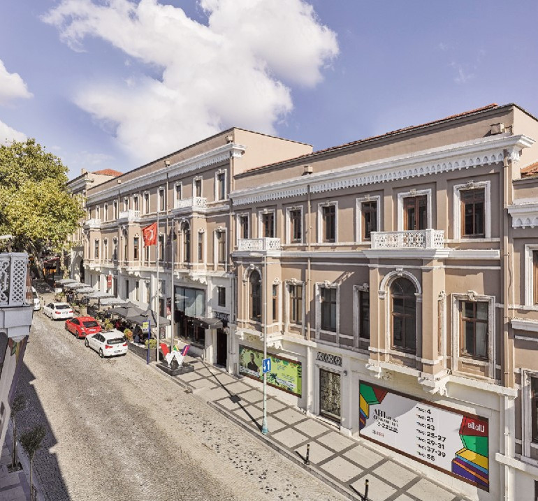 Bi’ dünya eser bir arada