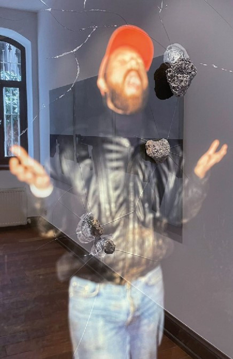 Bi’ dünya eser bir arada