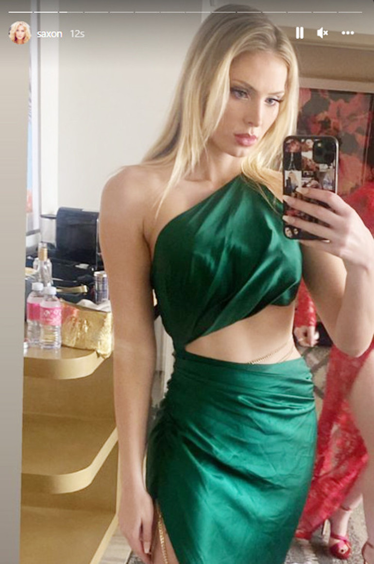 Biri market poşetiyle diğeri buruşuk elbiseyle kırmızı halıda