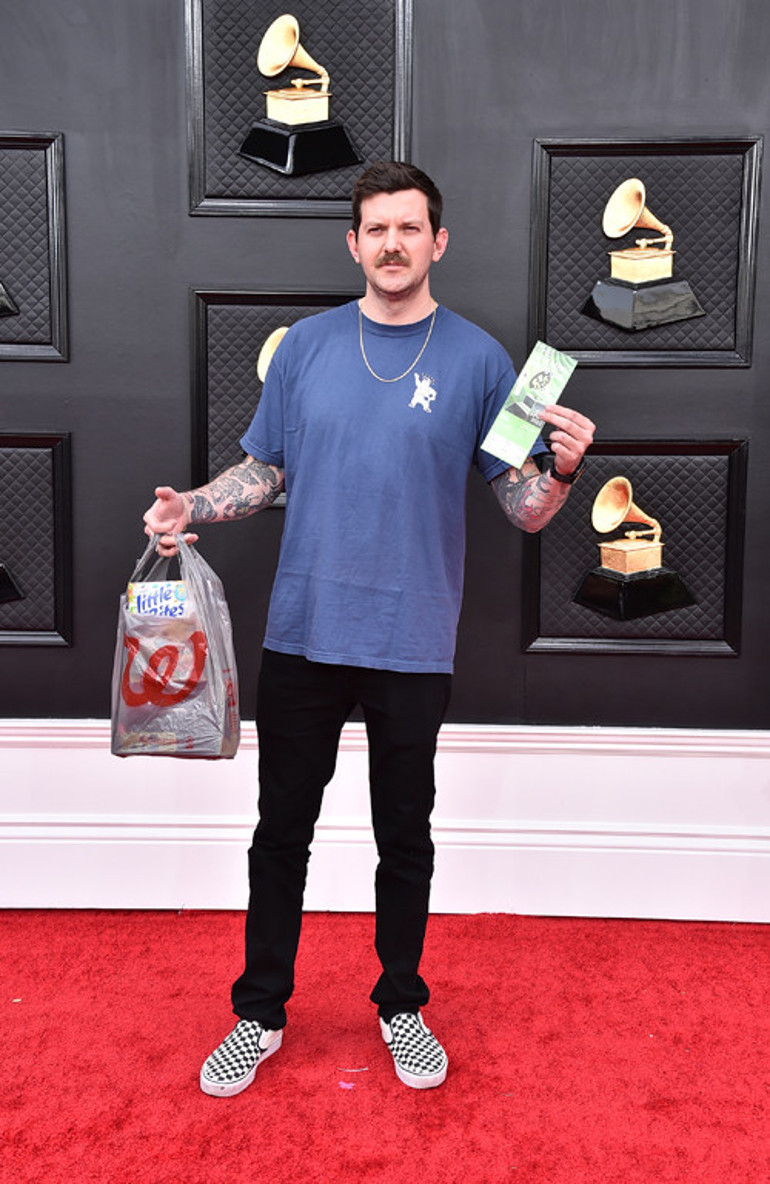 Biri market poşetiyle diğeri buruşuk elbiseyle kırmızı halıda