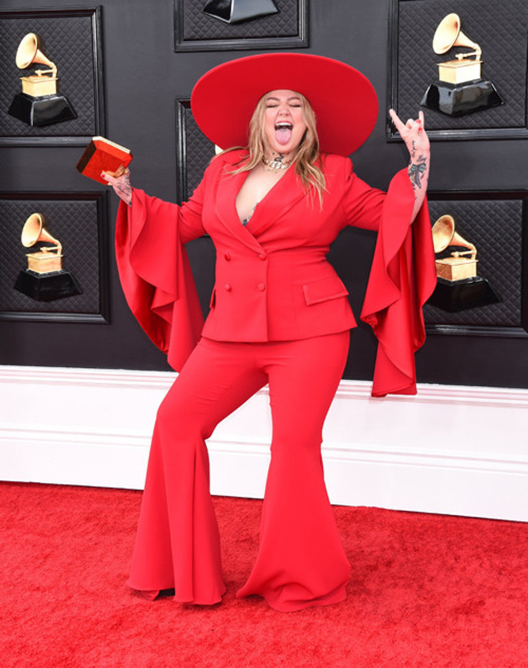 Biri market poşetiyle diğeri buruşuk elbiseyle kırmızı halıda