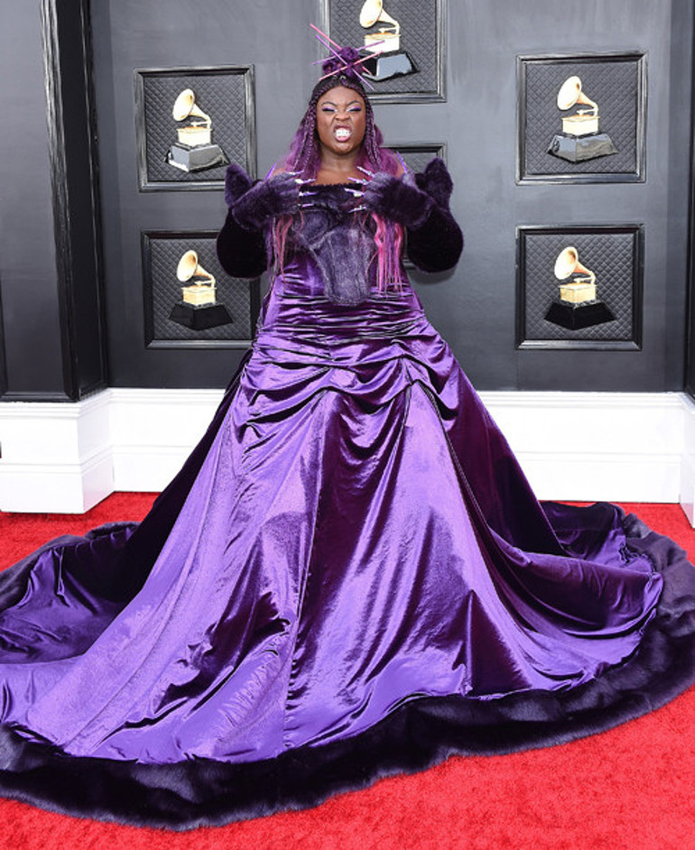 Biri market poşetiyle diğeri buruşuk elbiseyle kırmızı halıda