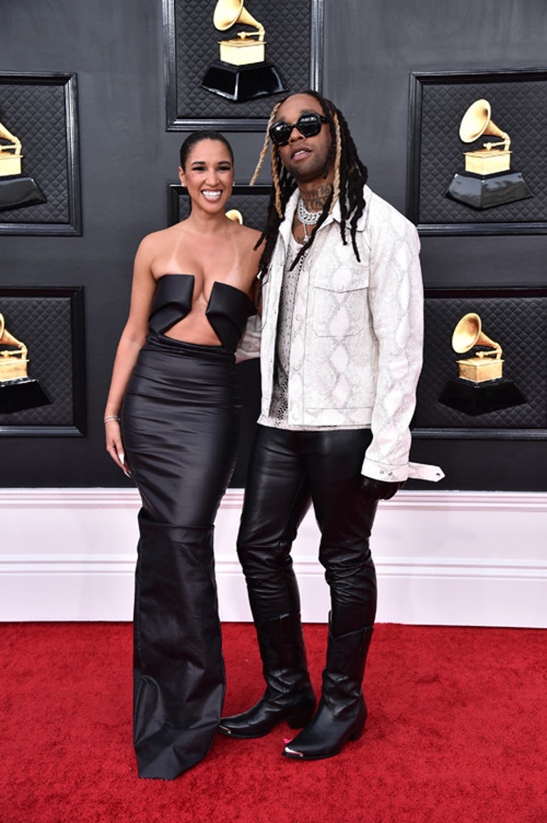 Biri market poşetiyle diğeri buruşuk elbiseyle kırmızı halıda