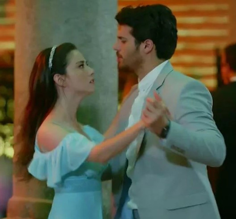 Kristina Xendriksning yalangoch fotosuratlari Kristina Xendriksning yalangoch fotosuratlari