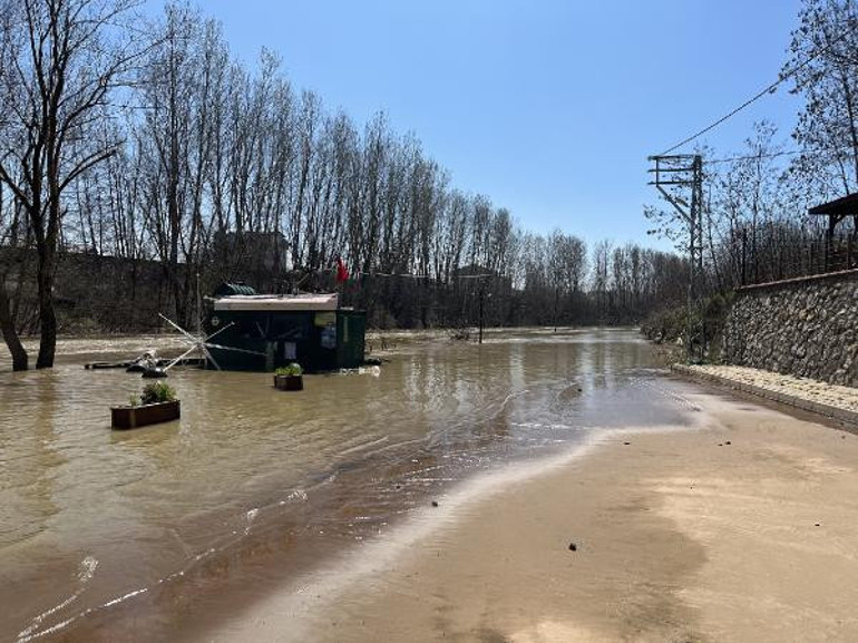 Bartın Irmağı eriyen kar sularıyla yükseldi Piknik alanı su altında kaldı