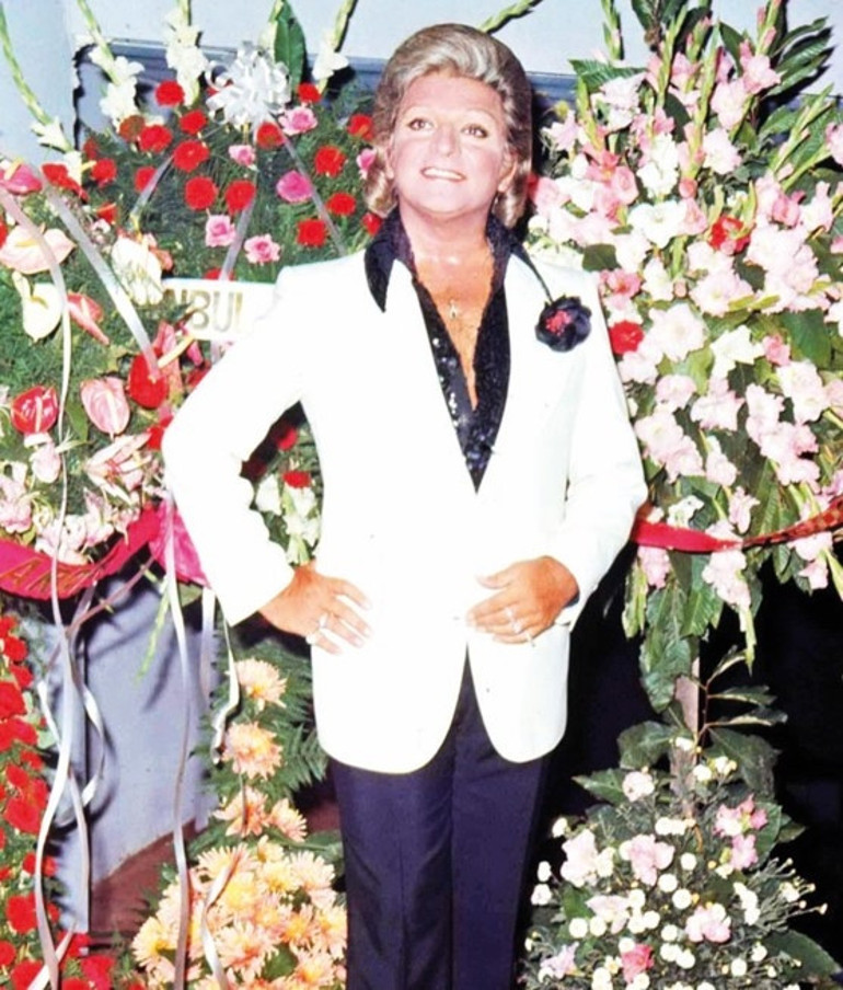 Ajda Pekkan’ın geceliğine altın makas
