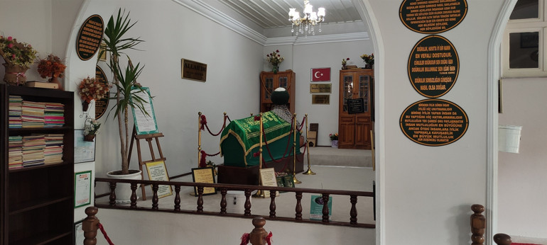 Tezveren Dede türbesini yüzlerce kişi ziyaret ediyor