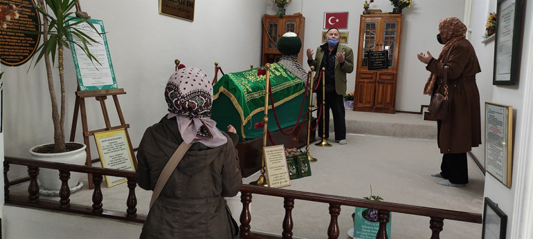 Tezveren Dede türbesini yüzlerce kişi ziyaret ediyor