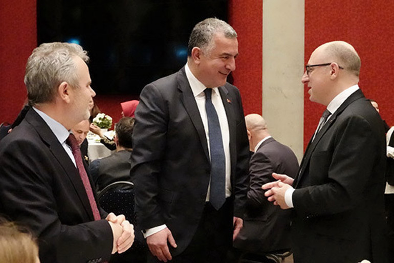 ‘Alman komşunuzu iftara çağırın, ekmeğinizi bölüşün’