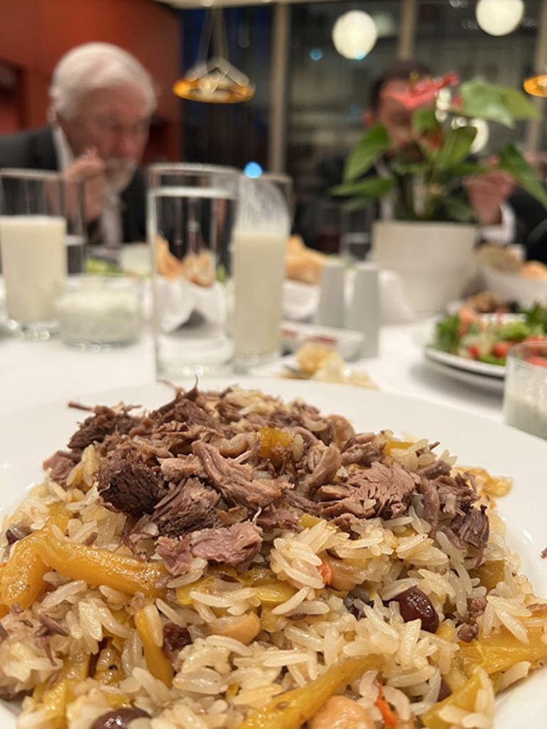 ‘Alman komşunuzu iftara çağırın, ekmeğinizi bölüşün’