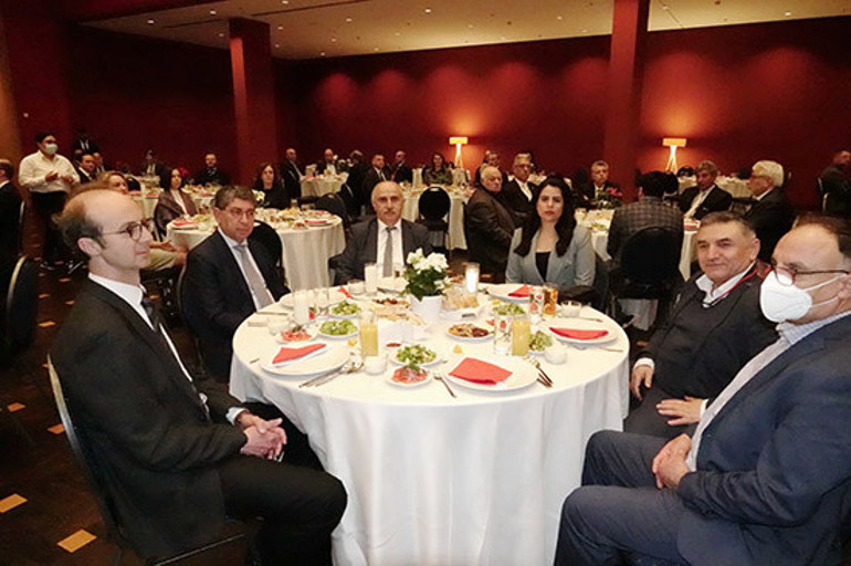 ‘Alman komşunuzu iftara çağırın, ekmeğinizi bölüşün’