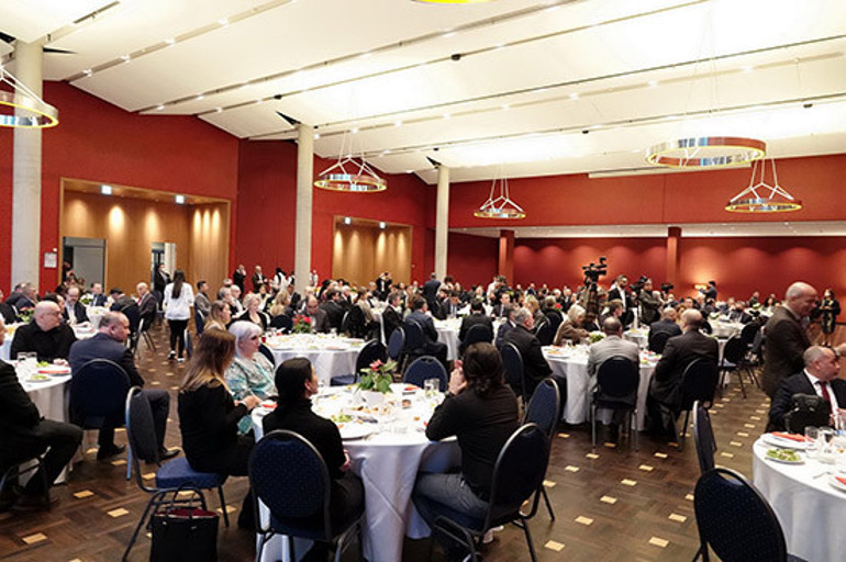 ‘Alman komşunuzu iftara çağırın, ekmeğinizi bölüşün’