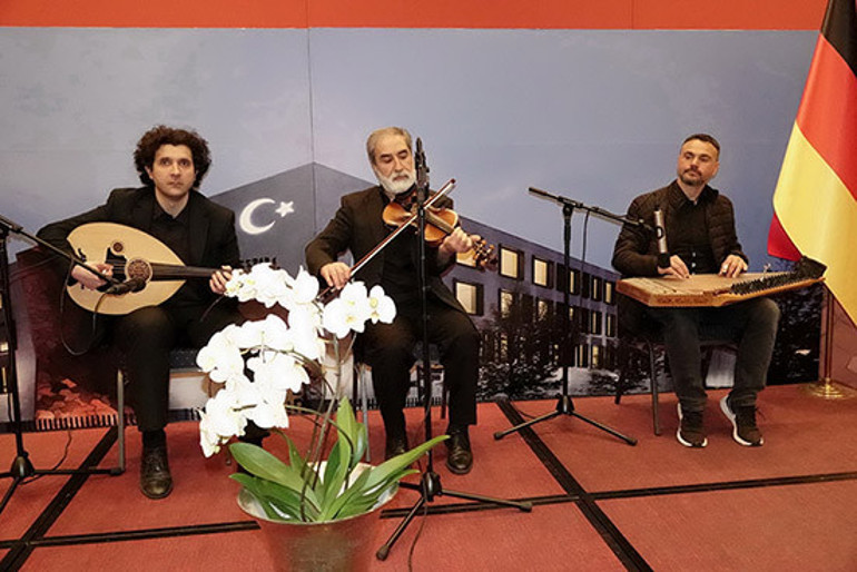 ‘Alman komşunuzu iftara çağırın, ekmeğinizi bölüşün’