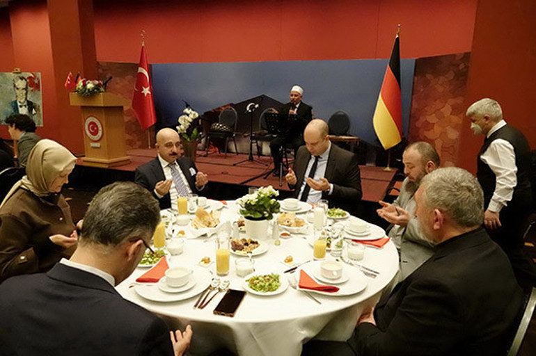 ‘Alman komşunuzu iftara çağırın, ekmeğinizi bölüşün’