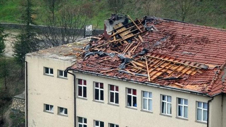 Göynükte hortum Çatılar uçtu, çok sayıda yapıda hasar oluştu