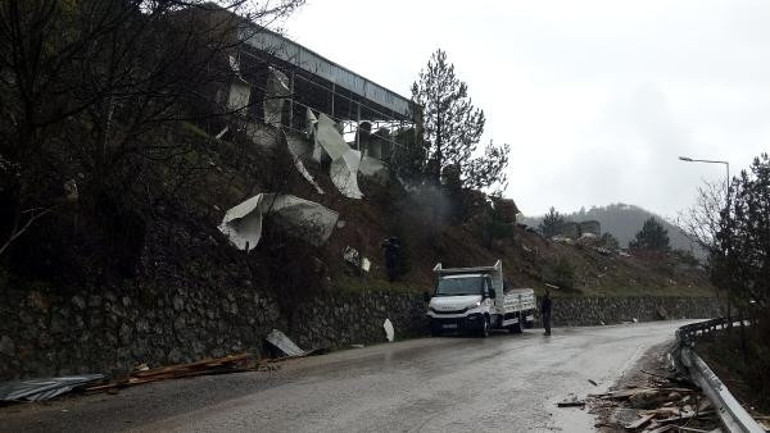 Göynükte hortum Çatılar uçtu, çok sayıda yapıda hasar oluştu