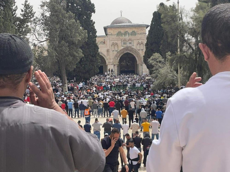 Ramazan ayının ilk Cuma’sında 80 bin kişi Mescid-i Aksa’da toplandı