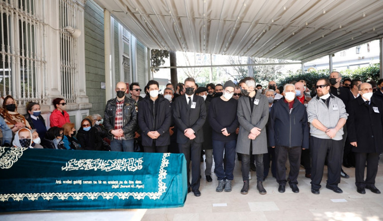 9. kattan düşmüştü... Şarkıcı Koray Candemir’in annesi son yolculuğuna uğurlandı