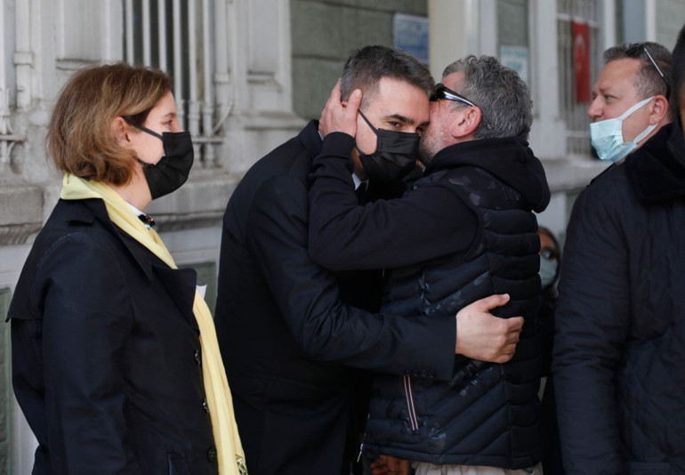 9. kattan düşmüştü... Şarkıcı Koray Candemir’in annesi son yolculuğuna uğurlandı