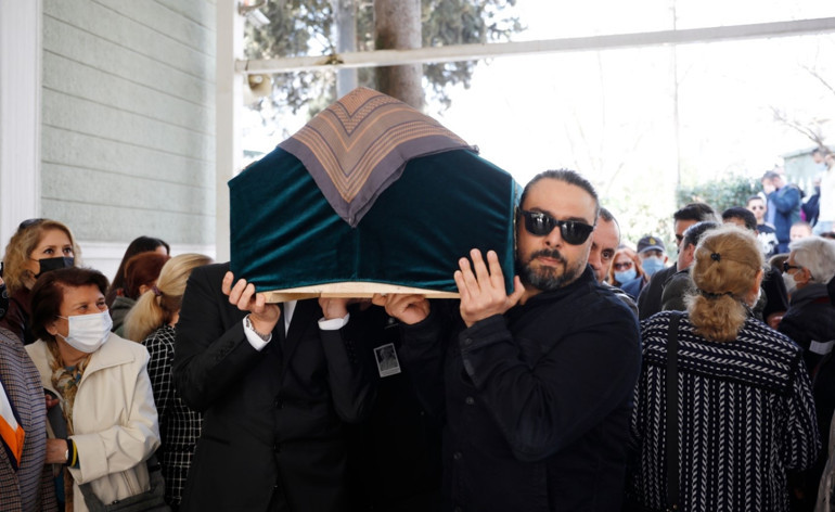 9. kattan düşmüştü... Şarkıcı Koray Candemir’in annesi son yolculuğuna uğurlandı