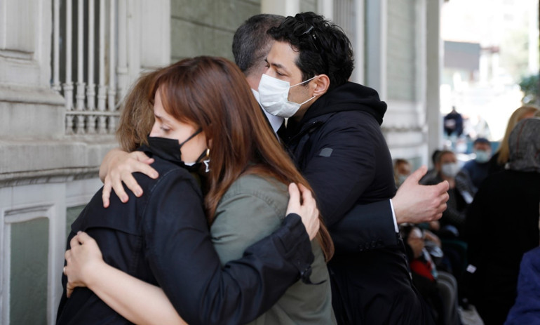 9. kattan düşmüştü... Şarkıcı Koray Candemir’in annesi son yolculuğuna uğurlandı