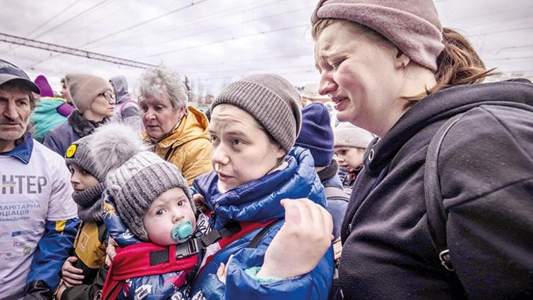 Tren bekleyen sivilleri vurdular: Beşi çocuk en az 50 ölü...