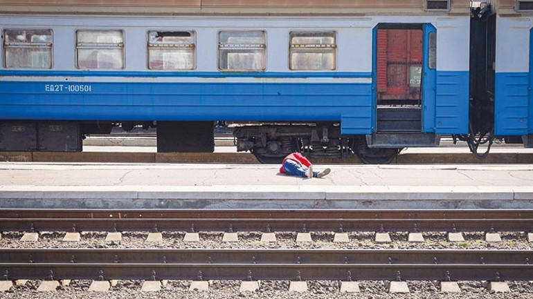 Tren bekleyen sivilleri vurdular: Beşi çocuk en az 50 ölü...