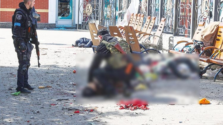 Tren bekleyen sivilleri vurdular: Beşi çocuk en az 50 ölü...