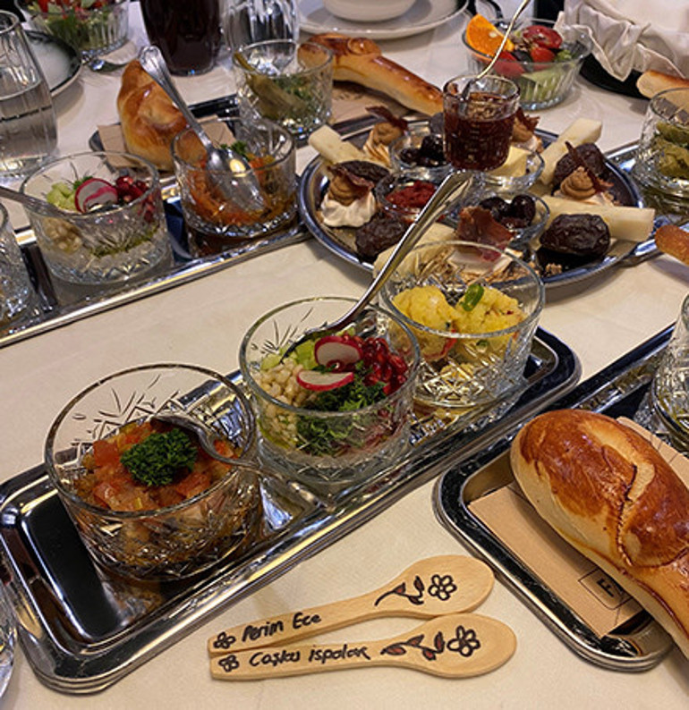 Tahta kaşıklar ve diş kirası