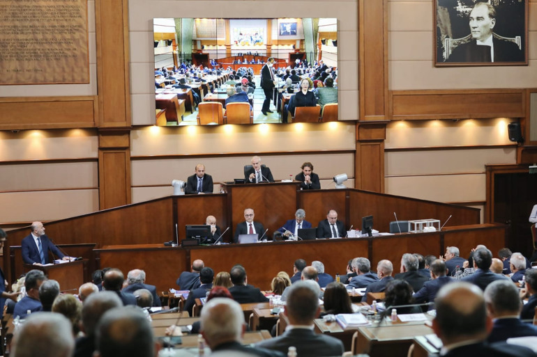 İBB Meclisinde borç gerilimi AK Partili Kaynar, bilançoyu tek tek açıkladı