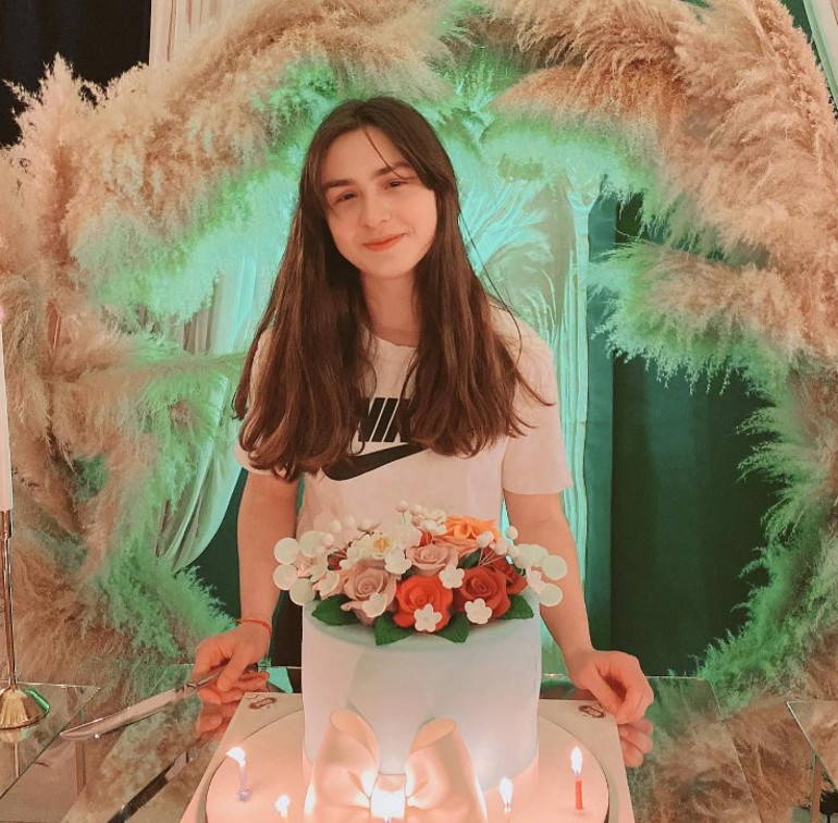 Ünlü oyuncudan  17 günlük oğlu ile ilk poz