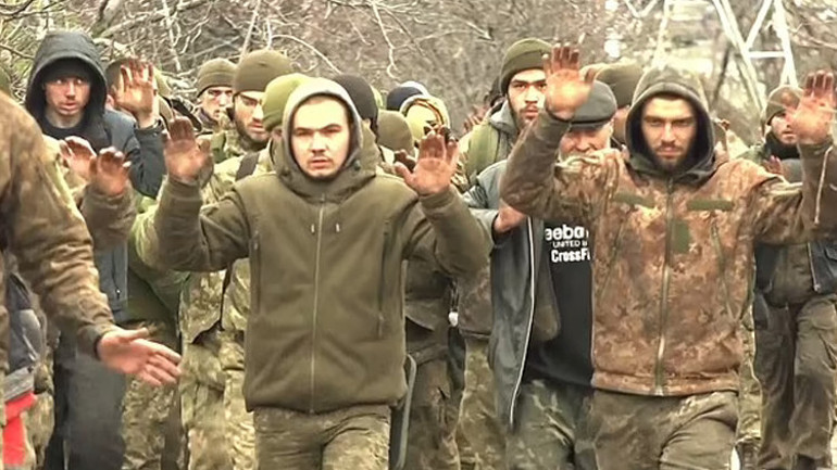 Rusya teslim olan Ukraynalıların görüntüleri paylaştı, Zelenski iddiaları reddetti