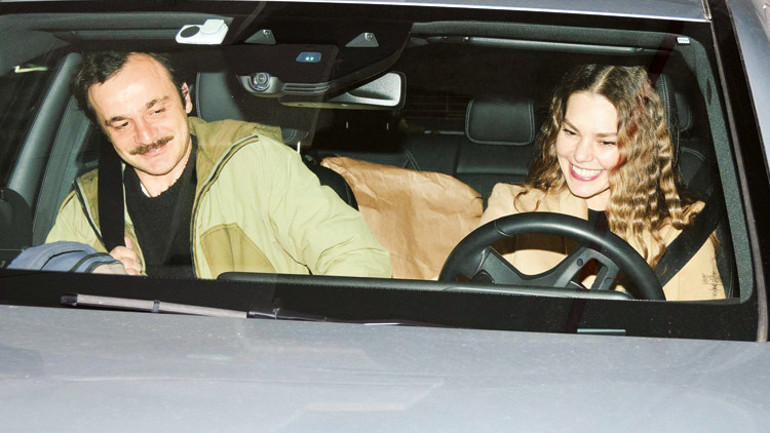 Aslı Enverin ağır misafiri