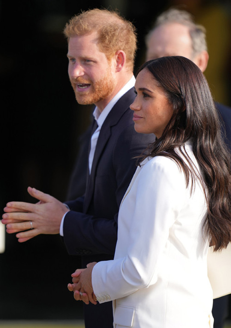 Meghan Markle 58 bin TLlik paltosunu, bebeği üşümesin diye genç bir anneye verdi